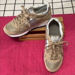 Saucony Shadow 5000 with Retro Design and Cushioning